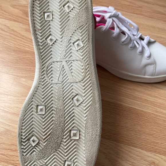 COPY - Valentino Garavani Ruckstud Neon Trim Leather Sneaker size 7,5 - Picture 5 of 8